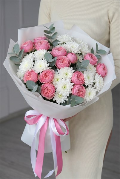 Букет с белой хризантемой и пионовидными розами Сильвия Пинк с эвкалиптом 576 в Туле