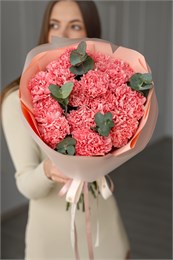 Облако из розовых диантусов с эвкалиптом (15шт) 757565656