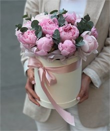 Пионы розовые с эвкалиптом в шляпной коробке (Размер S, 11 шт) 06769097878