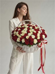 Красно-белые розы в корзине (размер L, 101шт) 413 в Туле