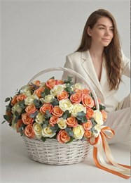 Белые розы и Мисс Пигги с эвкалиптом в корзине (51шт, размер М) 582
