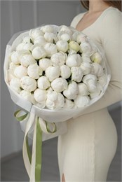 Белые пионы в красивой упаковке (51шт) 627