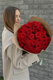 Красные розы 40см в крафтовой упаковке (31шт) 531 в Туле