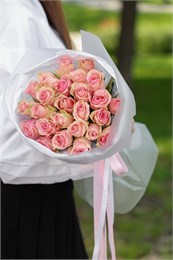 01. Розовые розы Кения 40см в красивой упаковке «Туман» (25шт) 654
