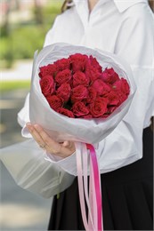 01. Малиновые розы Кения 40см в красивой упаковке «Туман» (25шт) 653