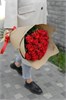 Красные розы в крафте (21шт) 149226 в Туле