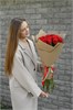 Красные розы в крафте (15шт) 149210 в Туле