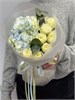 Букет- комплимент с голубой гортензией и белой Кенией в пленке 508 в Туле