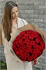 Красные розы 40см в крафтовой упаковке (51шт) 532 в Туле